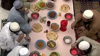 Sejumlah umat Muslim berdoa sebelum berbuka puasa, selama bulan suci puasa Ramadhan, di sebuah masjid di Peshawar, Pakistan, Rabu (14/4/2021). Bulan Ramadhan ditandai dengan berpuasa setiap hari dari fajar hingga matahari terbenam. (AP Photo/Muhammad Sajjad)