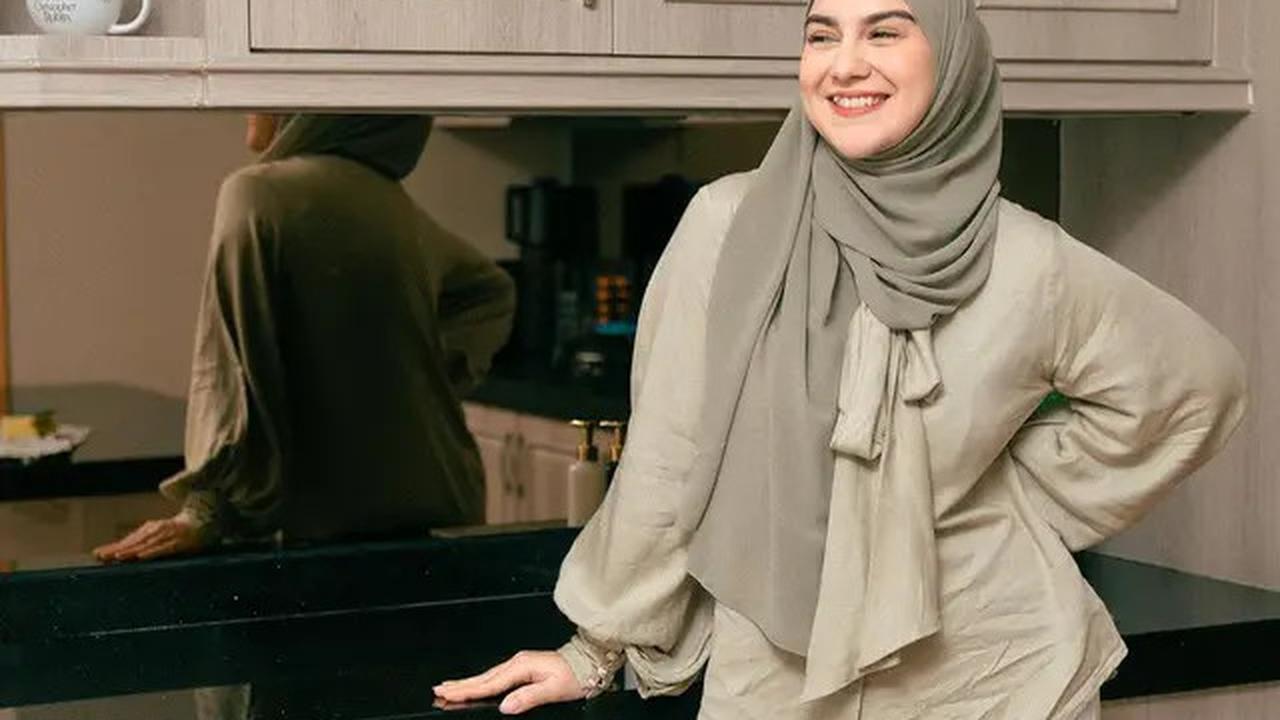 7 Model dan Bahan Hijab Ideal untuk Wanita Karier Usia 30-an, Tampil Stylish dan Nyaman Sepanjang Hari