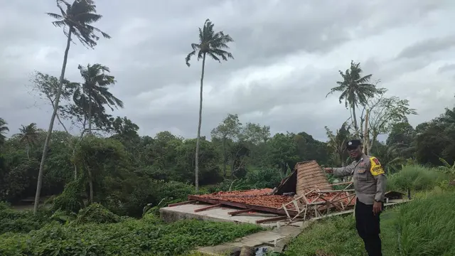 Bangunan roboh di Bali.