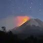 Gunung Merapi, gunung berapi paling aktif di Indonesia, memuntahkan abu dan lava seperti yang terlihat dari Sleman di Yogyakarta pada Rabu dini hari (11/8/2021). Perlu diketahui hingga saat ini, BPPTKG masih menetapkan status Gunung Merapi pada Siaga (Level III). (Daffa Ramya Kanzuddin/AFP)