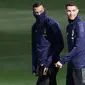 Pemain Juventus, Cristiano Ronaldo, bersama Mehdi Benatia saat latihan di Stadion Allianz, Turin, Senin (26/11). Latihan ini persiapan jelang laga Liga Champions melawan Valencia. (AFP/Marco Bertorello)