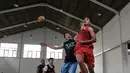 Sejumlah atlet basket berebut bola saat berlatih di Gor Istana Kana, Jakarta, Jumat (12/1). Latihan ini untuk mempersiapkan diri dalam menghadapi Asian Games 2018. (Liputan6.com/Faizal Fanani)