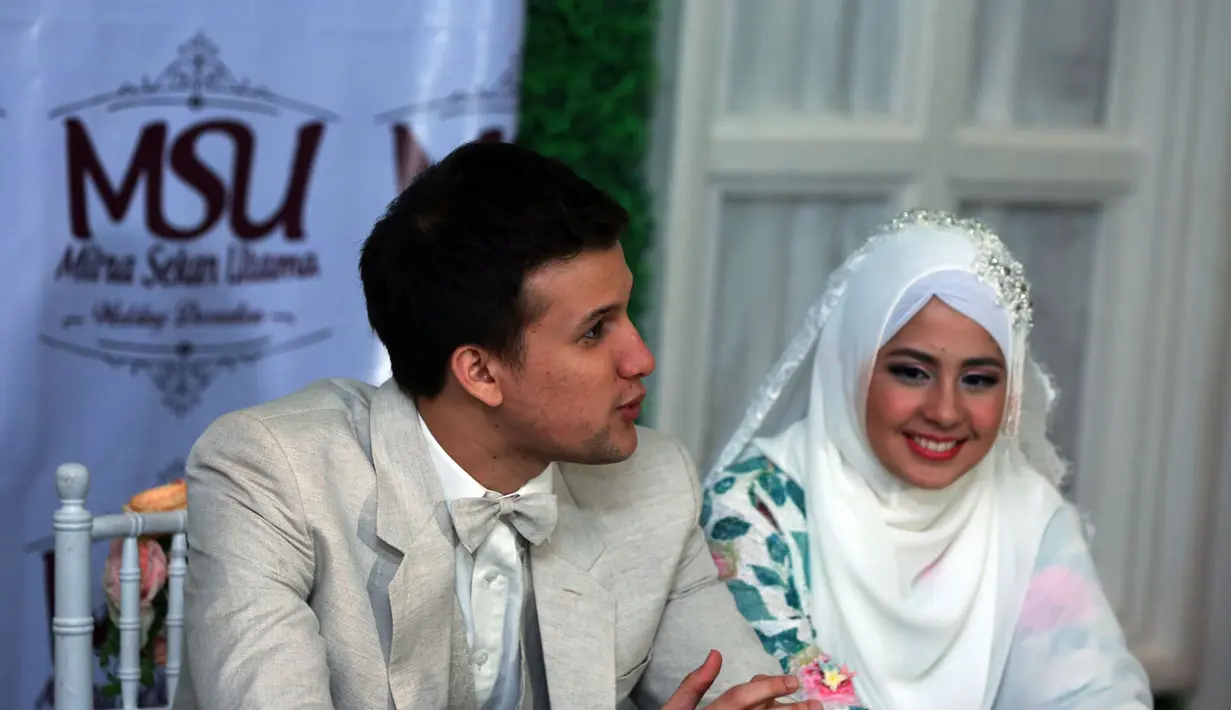 Risty Tagor tidak dapat menyembunyikan senyum kebahagiaannya, ia terlihat cantik dengan busana bermotif bunga-bunga. (M. Akrom Sukarya/Bintang.com)