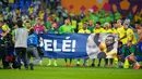 Para pemain Brasil membentangkan spanduk dukungan untuk Pele yang sedang sakit pada akhir pertandingan sepak bola babak 16 besar Piala Dunia 2022 antara Brasil dan Korea Selatan di Stadium 974, Doha, Qatar, 5 Desember 2022. (AP Photo/Jin-Man Lee)