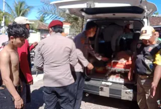 Tiga orang wisatawan dikabarkan terseret arus saat sedang berenang di wisata Pantai Alor Cilangkob, Tenda Biru, Desa Ujung Genteng, Kabupaten Sukabumi, Senin (23/3/2026). (Foto: Istimewa).