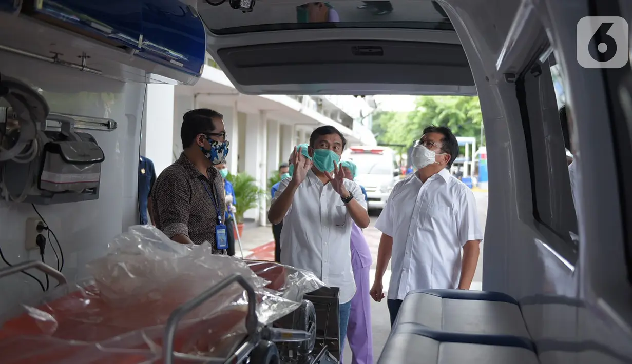 Chief Astra Financial Adi Sepiarso memberikan penjelasan saat menyerahkan bantuan satu unit mobil Ambulance Gawat Darurat dan peralatan medis di Rumah Sakit St Carolus, Jakarta, Rabu (8/4/2020). Bantuan tersebut guna memberikan pelayanan kesehatan saat pandemi Corona Covid-19. (Liputan6.com/HO/Eko)