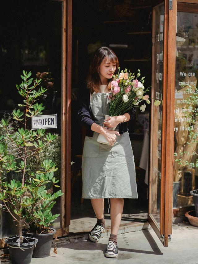 wanita juli pegang bunga