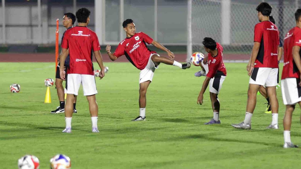 FOTO: Jelang Piala AFF U-23 2025, Timnas Indonesia Panaskan Mesin di Stadion Madya Jakarta