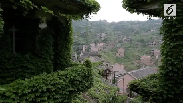 Desa Houtouwan di China ditinggalkan penduduknya. Lama tak berpenghuni, rumah dan bangunan di Houtouwan tertelan tumbuhan merambat.