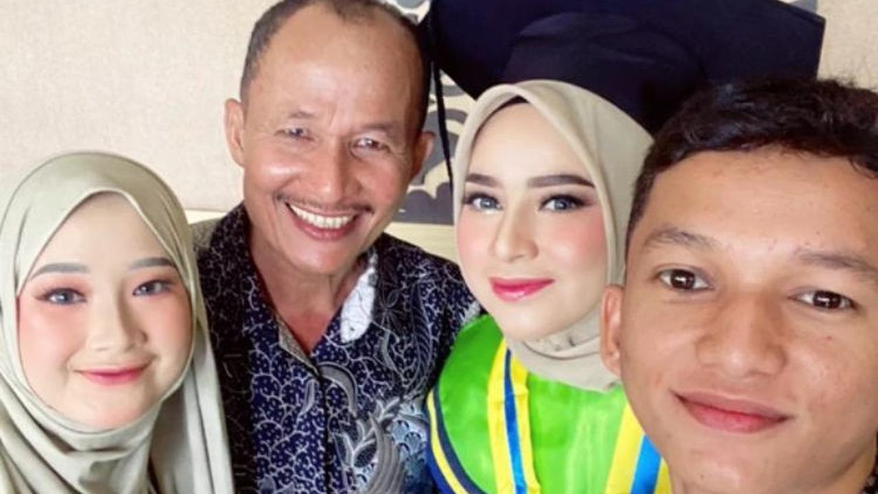 Meski begitu, di momen bahagia ini ia dan adik-adiknya bergantian berfoto bersama ayah dan ibunya.
