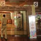 Sejumlah Pegawai Negeri Sipil (PNS) berjalan masuk menuju Balai Kota, Jakarta, Senin (3/7). Pasca libur Lebaran seluruh PNS Pemprov DKI terlihat masuk kerja kembali seperti biasanya. (Liputan6.com/Gempur M Surya)