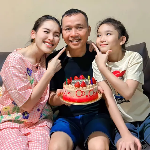 Perayaan ulang tahun Ayah Ojak ke-61 bareng Ayu Ting Ting dan keluarga (Foto: instagram ayutingting92)