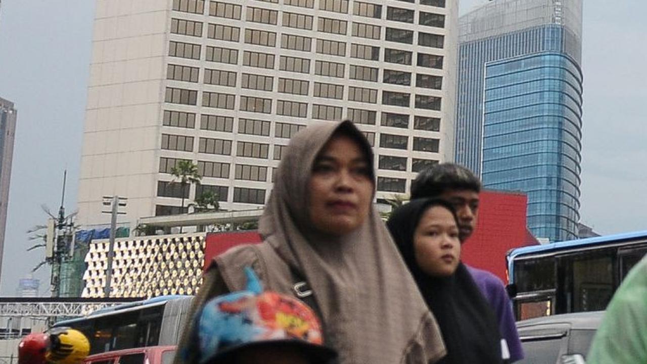 Antusiasme masyarakat yang mulai berdatangan di kawasan Bundaran HI Jakarta, Minggu (31/12/2023).