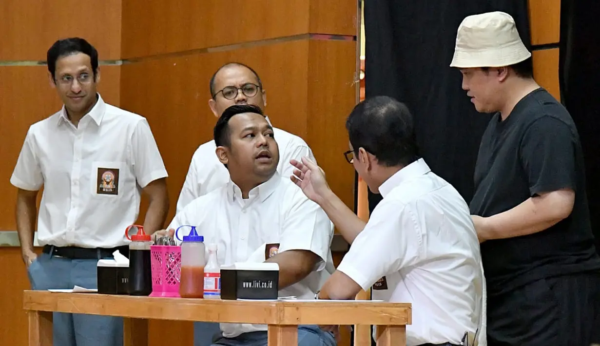 Mendikbud Nadiem Makarim (kiri), Menparekraf Wishnutama (kedua kanan), Menteri BUMN Erick Thohir (kanan), Komedian Sogi Indra Dhuaja (kedua kiri), dan Bedu (tengah) tampil dalam drama bertajuk Prestasi Tanpa Korupsi di SMKN 57, Jakarta Selatan, Senin (9/12/2019). (Foto:Biropress Kepresidenan)