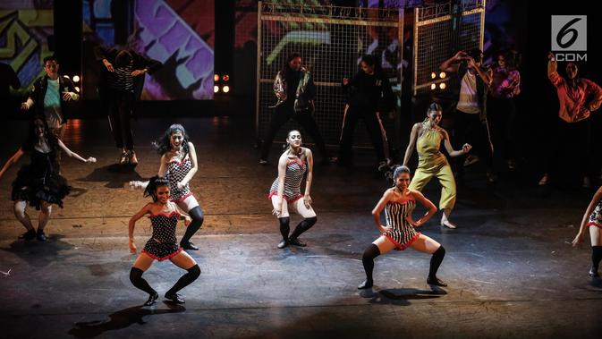 Pebalet Namarina Youth Dance (NYD) mementaskan karya bertajuk Anantari di Teater Jakarta, Taman Ismail Marzuki, Jakarta, Jumat (23/11). Anantari mengisahkan perjalanan seorang gadis ke seluruh dunia. (Liputan6.com/Fery Pradolo)