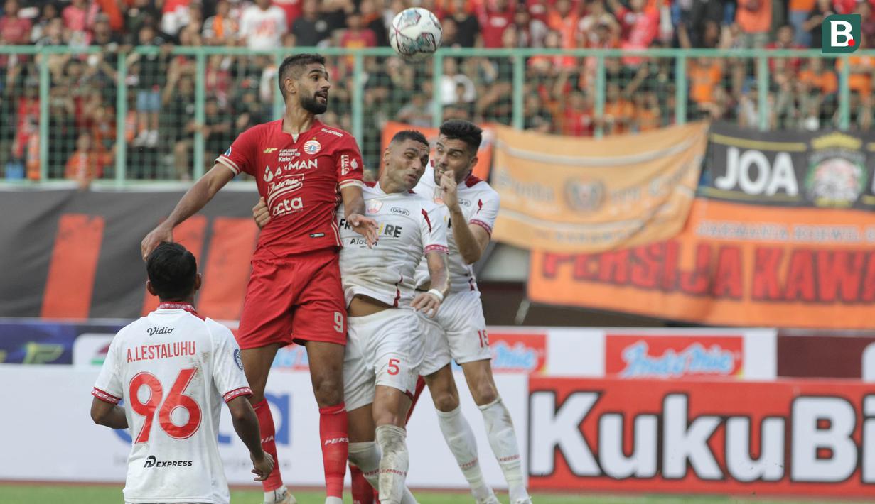 <p>Pemain Persija Jakarta, Abdulla Yusuf Helal (kiri) menyundul bola dibayangi dua pemain Persis Solo, Jaimerson dan Fabiano Beltrame dalam laga pekan ke-2 BRI Liga 1 2022/2023 antara Persija Jakarta melawan Persis Solo di Stadion Patriot Candrabhaga, Bekasi, Minggu (31/7/2022) sore WIB. (Bola.com/Ikhwan Yanuar)</p>