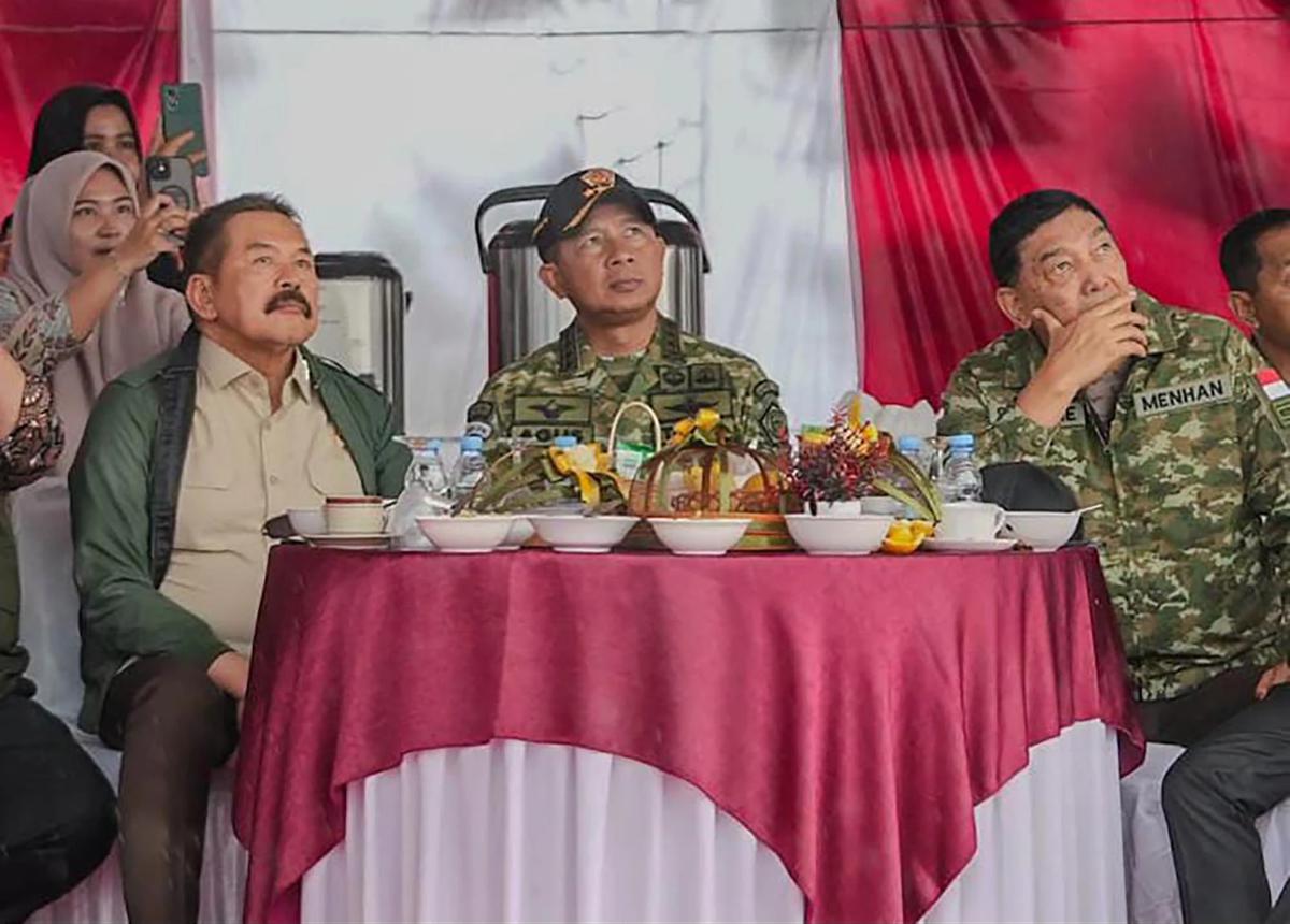 FOTO: Operasi Laut TNI 2025, Dua Kapal Diduga Pembawa Pasir Timah Ilegal Berhasil Diamankan