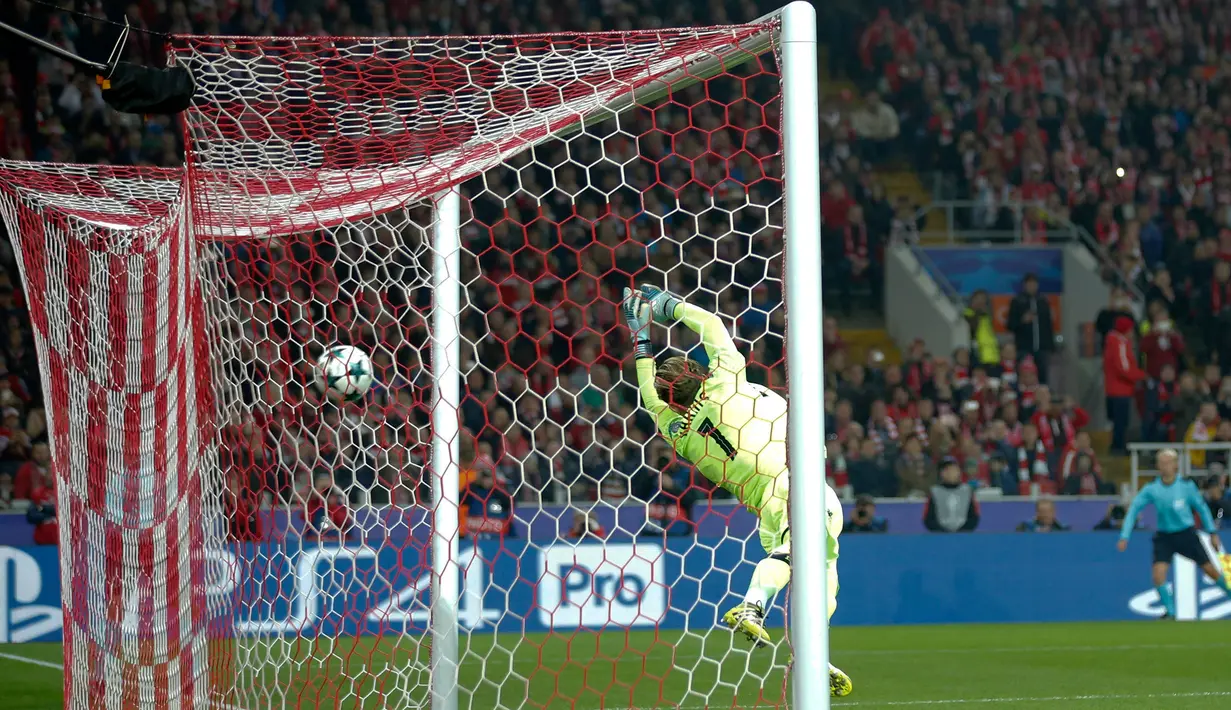 Kiper Liverpool Loris Karius gagal menangkap bola yang ditendang pemain Spartak Moskow, Fernando pada matchday 2 Grup E Liga Champions di Otkrytiye Arena, Rabu (27/9). Liverpool harus puas bermain imbang 1-1 di kandang Spartak Moskow. (AP/Ivan Sekretarev)