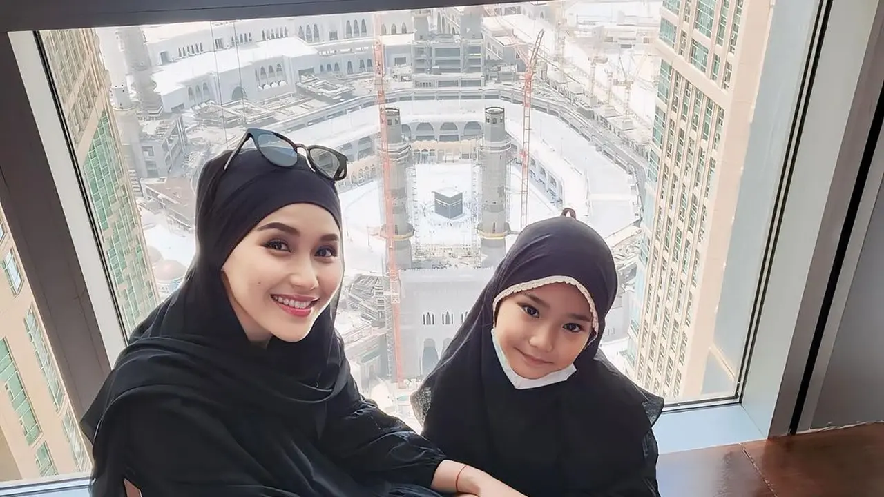 Rekomendasi Hijab Kombinasi Model dan Warna Baju ala Ayu Ting Ting, Tampil Cantik dan Stylish