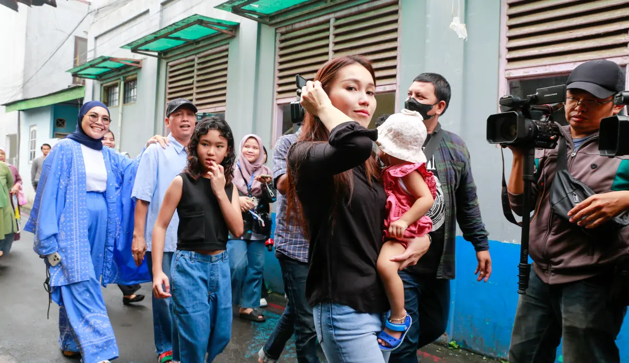 Bilqis temani Ayu Ting Ting nyoblos [Kapanlagi/M Akrom Sukarya]