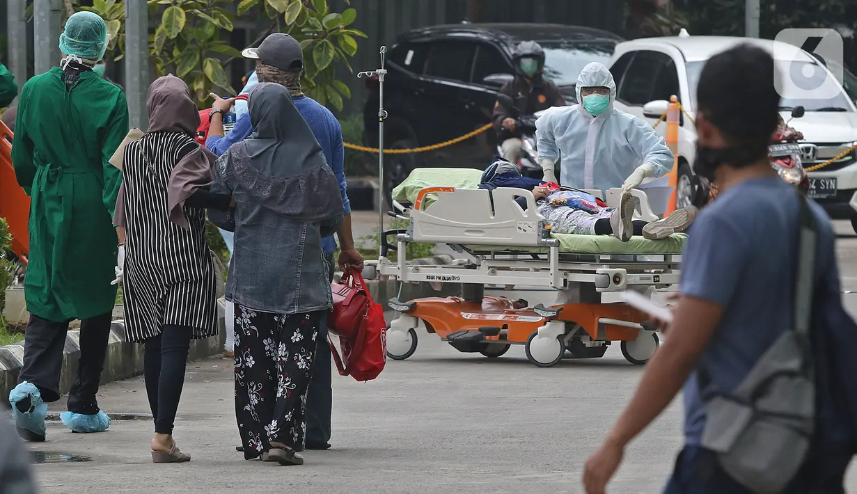 Petugas medis memindahkan pasien usai melakukan pemeriksaan mandiri virus corona COVID-19 di RSUD Pasar Minggu, Jakarta Selatan, Kamis (26/3/2019). Pemeriksaan diikuti Orang Dalam Pemantauan (ODP), Pasien Dalam Pengawasan (PDP), dan suspect virus corona COVID- 19. (Liputan6.com/Herman Zakharia)
