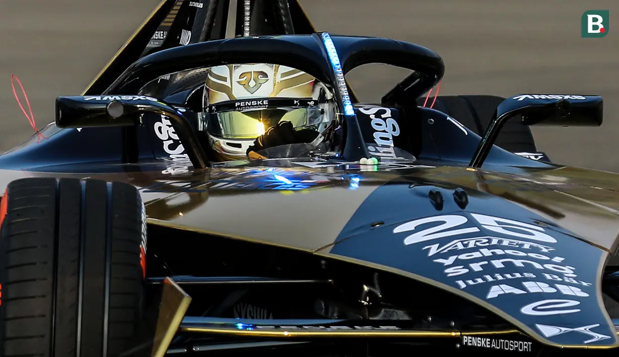 Pebalap DS Penske, Jean-Eric Vergne memacu mobilnya saat sesi latihan bebas Jakarta E-Prix 2023 yang berlangsung di Jakarta Intenational E-Prix Circuit (JIEC), Ancol, Jakarta, Jumat (02/06/2023). (Bola.com/Bagaskara Lazuardi)