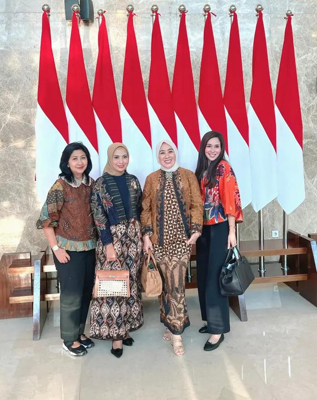 7 Model Baju Batik Loemongga Haoemasan, Jadi Inspirasi Gaya Formal dan Elegan Istri Menteri