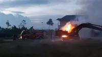 Alat berat yang dibakar warga di lahan Relokasi Mandiri Tahap II  Desa Lingga, Kabupaten Karo, Sumut, Jumat (29/7/2016)