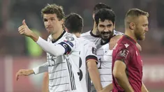 Timnas Jerman yang telah dipastikan lolos ke Putaran Final Piala Dunia 2022 berhasil menaklukkan tuan rumah Armenia 4-1 dalam laga pamungkas Kualifikasi di Grup J, Minggu (14/11/2021). Pelatih Hans-Dieter Flick melakukan rotasi besar-besaran dalam laga tersebut. (AP/Pavel Golovkin)