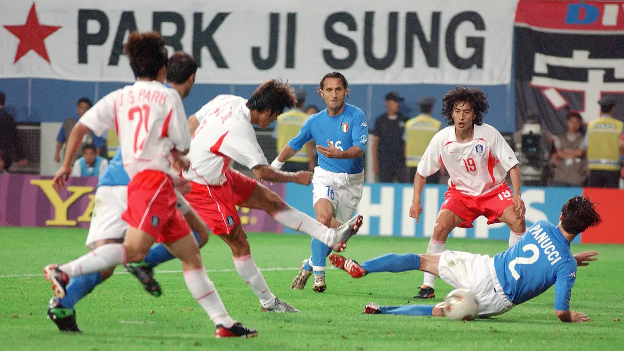 Foto: Momen Kontroversial Wasit Byron Moreno di Piala Dunia 2002, Rugikan Italia namun Jadi Pembuka Jalan Korea Selatan Cetak Sejarah