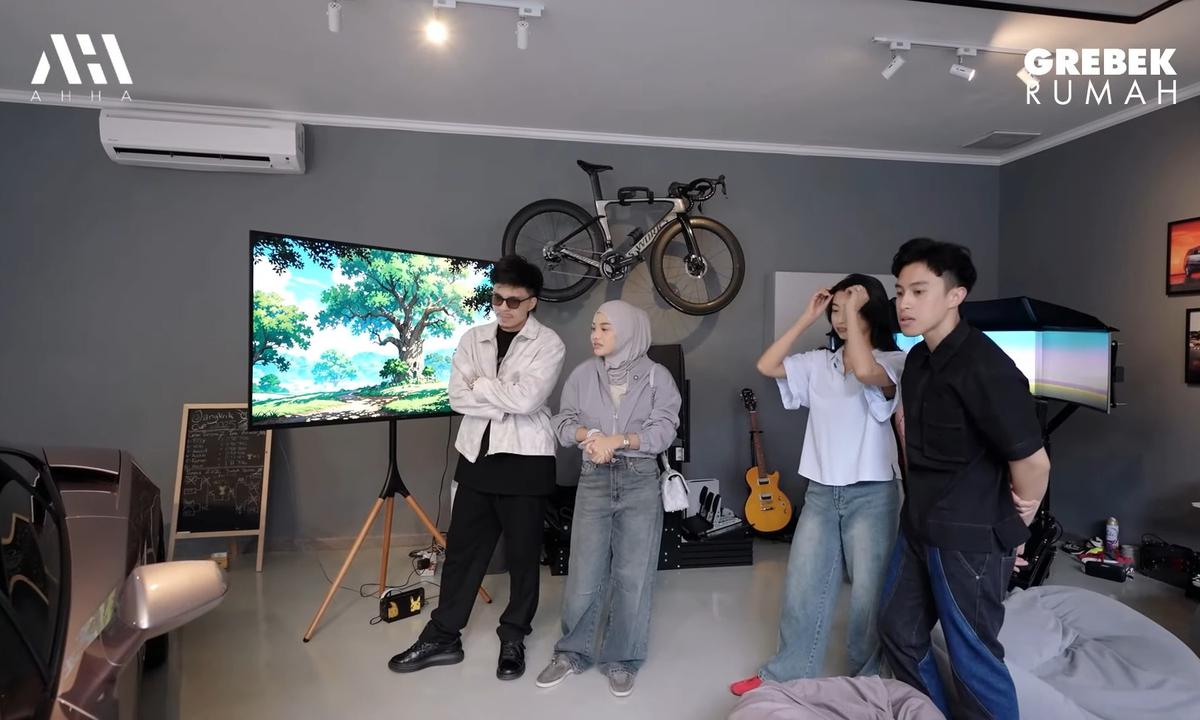 5 Potret Garasi Sekaligus Gaming Room Mewah Sangun Ragahdo Anak Henry Yosodiningrat, Ada Simulator Balap Mobil Hingga Lamborghini