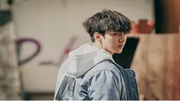 Sehun juga pernah membintangi drama yang diadopsi dari webtoon berjudul Dokgo Rewind. Ia tampil dengan warna rambut hitam keriting, cocok baginya yang berakting drama action. (Liputan6.com/Twitter/@weareoneEXO)