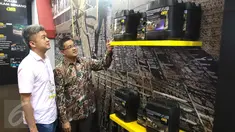 Direktur Utama AMBPI Andy Budiarto (batik) bersama Direktur Keuangan AM Albertus Indra Sasmitra saat menunjukan prodak terbaru dari PT Adiwisesa Mandiri Building Products Indonesia di JCC, Senayan, Jakarta, Jumat (18/3/2016). (Liputan6.com/Angga Yuniar)
