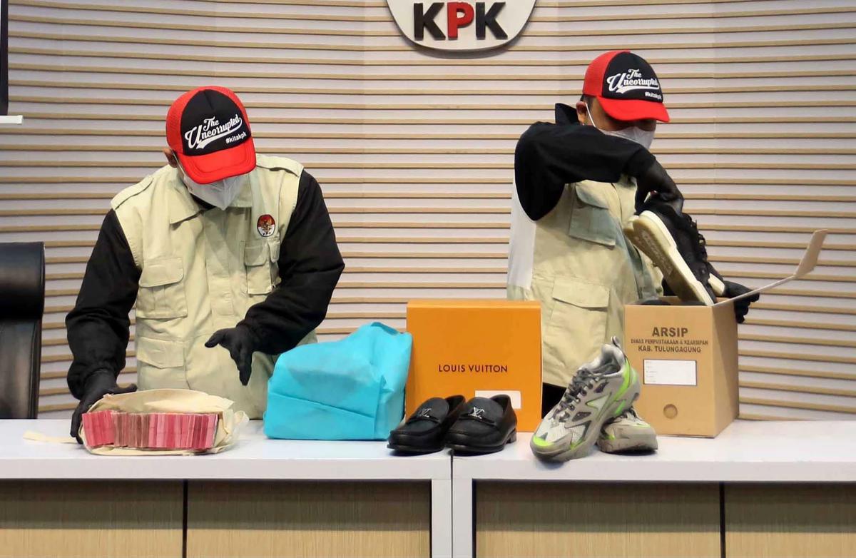 FOTO: KPK Tunjukkan Barang Bukti OTT Bupati Tulungagung