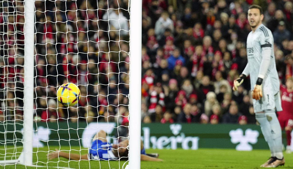 Gol penyeimbang 1-1 Liverpool datang pada menit ke-38. Alexander-Arnold yang berusaha memberikan umpan silang malah dibelokkan pemain Leicester, Wout Faes ke gawangnya sendiri. (AP Photo/Jon Super)