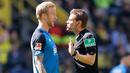 Wasit Felix Brych, bersitegang dengan pemain Hoffenheim Kevin Vogt, saat pertandingan antara Borussia Dortmund melawan Hoffenheim pada laga lanjutan Bundes liga di Dortmund, Jerman (06/05/2017). (EPA/Friedemann Vogel)
