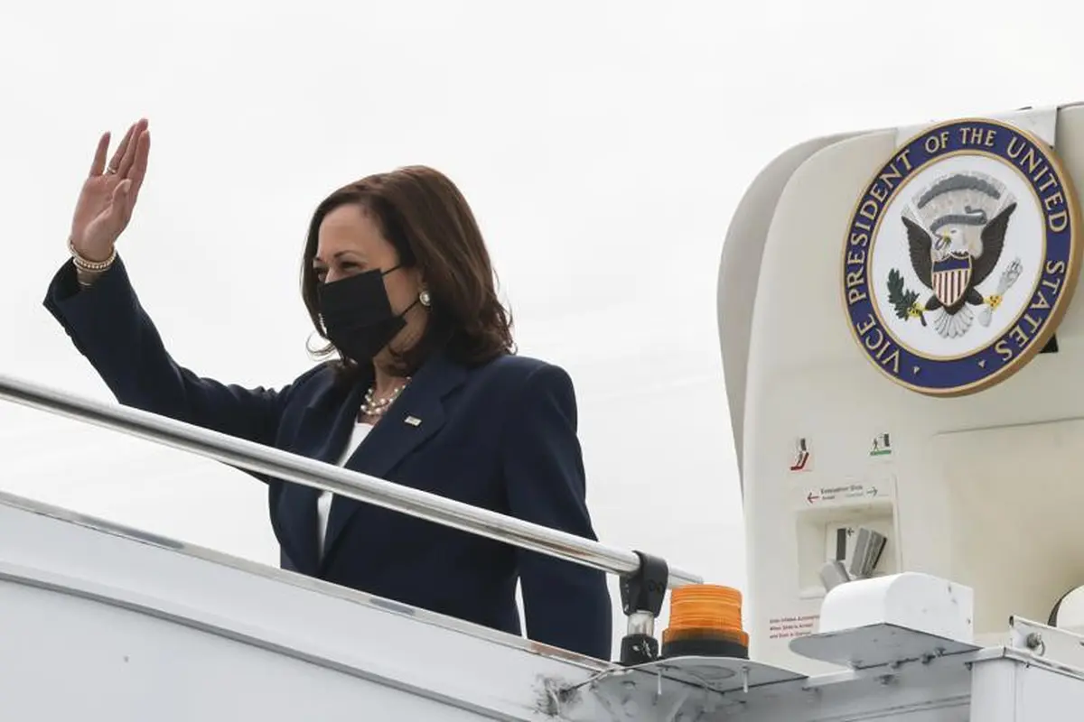 Wakil Presiden AS Kamala Harris tiba di Singapura pada hari Minggu, 22 Agustus 2021 dalam tur ke Asia Tenggara. (Evelyn Hockstein/Pool Photo via AP)