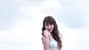Sudah seperti pose para model-model, sambil basah-basahan dengan air pantai, Ghea terlihat makin menawan. Terkadang ia pun membagikan potretnya dalam Instagram ini dengan keterangan nyeleneh yang membuat banyak netizen heran. (Liputan6.com/IG/@gheaindrawari)