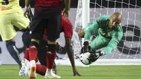 Kiper Man. United, Lee Grant (kanan) mengamankan bola sepakan pemain Club America pada laga uji coba di University of Phoenix Stadium, Glendale, Arizona, (19/7/2018). MU bermain imbang 1-1. (AP/Ralph Freso)