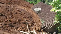 Longsor menimbun puluhan rumah warga Desa Banaran, Kecamatan Pulung, Kabupaten Ponorogo, Jawa Timur. (Foto: Istimewa/BPBD Ponorogo)