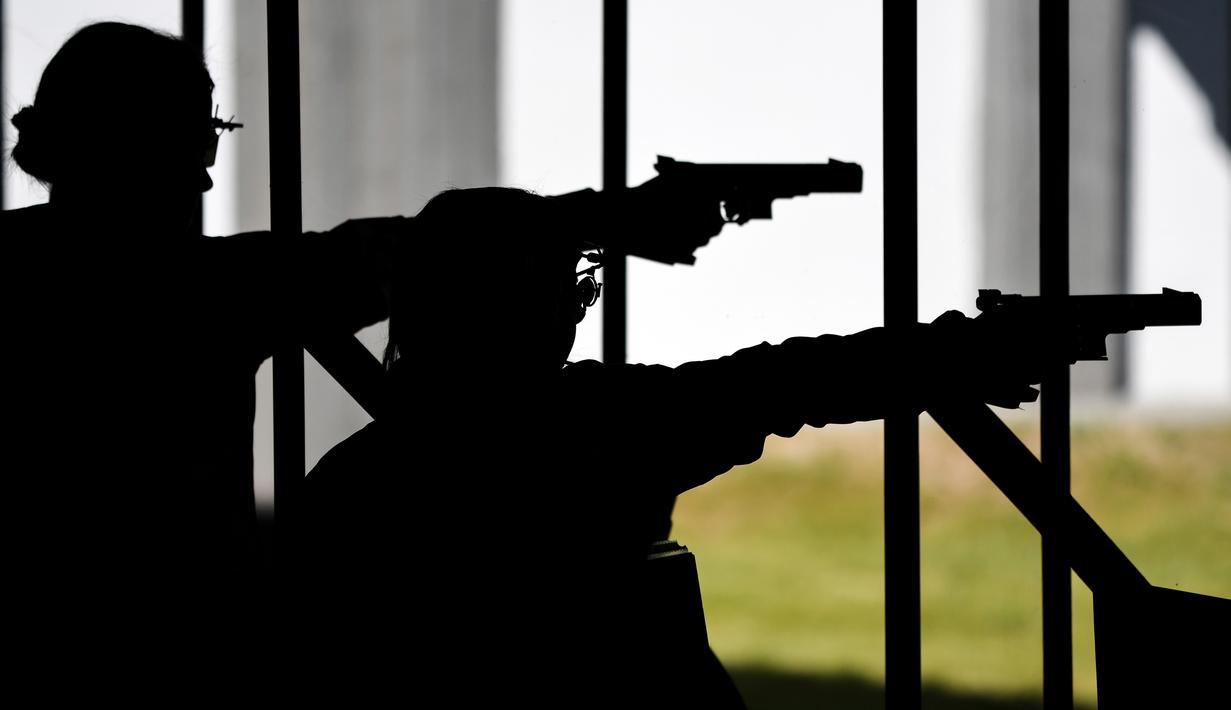 Atlet Jerman Monika Karsch (kanan) dan Vlatka Pervan dari Kroasia bertanding dalam kualifikasi kejuaraan tembak wanita pistol 25m di Olimpiade Eropa 2019 di Minsk (25/6/2019). Pesta Olahraga Eropa ke-2 2019 di Minsk, Belarus dimulai dari 21 Juni sampai 30 Juni 2019. (AFP Photo/Kirill Kudryavtsev)