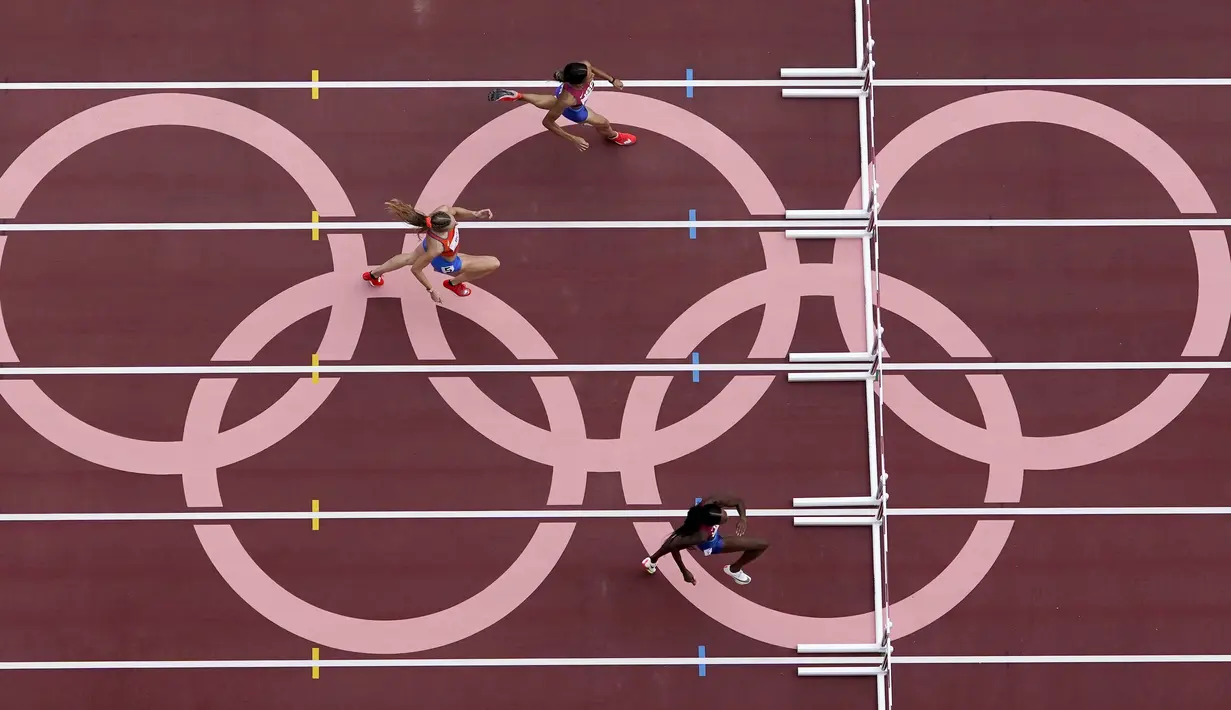 Pelari gawang Amerika Serikat Sydney McLaughlin (atas) saat bertanding pada final lari gawang 400 meter putri Olimpiade Tokyo 2020 di Tokyo, Jepang, Rabu (4/8/2021). McLaughlin mencatatkan waktu 51,46 detik dan berhasil mengalahkan rekan senegaranya, Muhammad Dalilah. (AP Photo/Morry Gash)