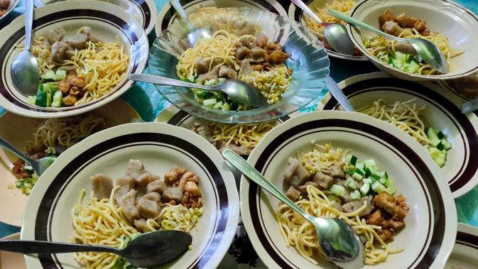 Rujak mi Palembang merupakan perpaduan dari mi kuning, pempek Palembang, tahu goreng, sayur tauge, irisan timun dan cuko Palembang (Liputan6.com / Nefri Inge)