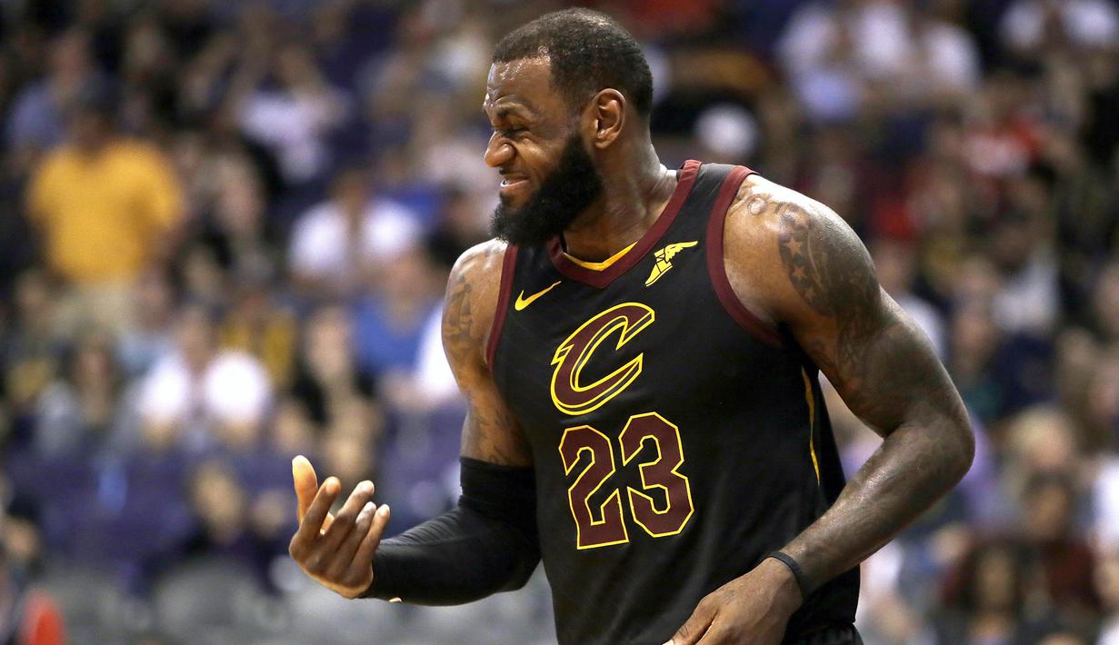 Pebasket Cleveland Cavaliers, LeBron James, saat pertandingan melawan Phoenix Suns pada laga NBA di Talking Stick Resort Arena, Rabu (14/3/2018). Cleveland Cavaliers menang 129-107 atas Phoenix Suns. (AP/Rick Scuteri)
