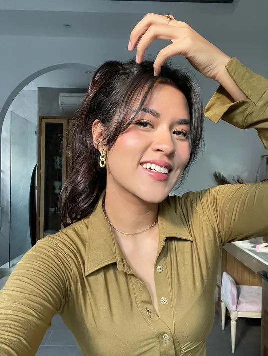 Raisa pernah tampil menghebohkan dengang gaya rambut berponi. Potret cantik dirinya dengan curtain bangs ini bisa jadi inspirasi untuk kamu yang ingin mengubah gaya rambut. [Foto: Instagram/raisa6690]