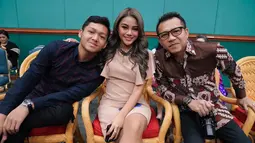 Suami Ashanty ini juga tak segan untuk meluangkan waktu dan membantu mengasuh anak-anaknya, bergantian dengan sang istri.(Liputan6.com/IG/@azriel_hermansyah)
