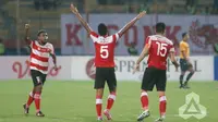Madura United mengalahkan Semen Padang secara dramatis, Kamis (1/12/2016), dan terus menekan Arema di puncak klasemen TSC. (Bola.com/PT GTS)