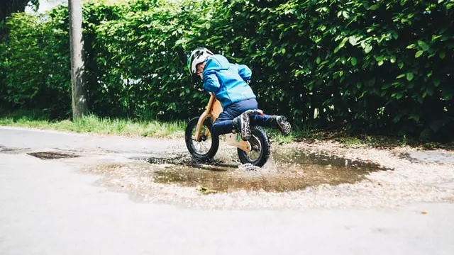 Ilustrasi sepeda anak tanpa pedal