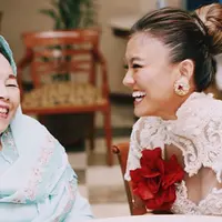 Agnes Monica tampil memukau saat membacakan sumpah I Am Generation of Love pada hari Perdamaian Dunia di Balai Kota Jakarta. (via instagram.com/agnezmo)