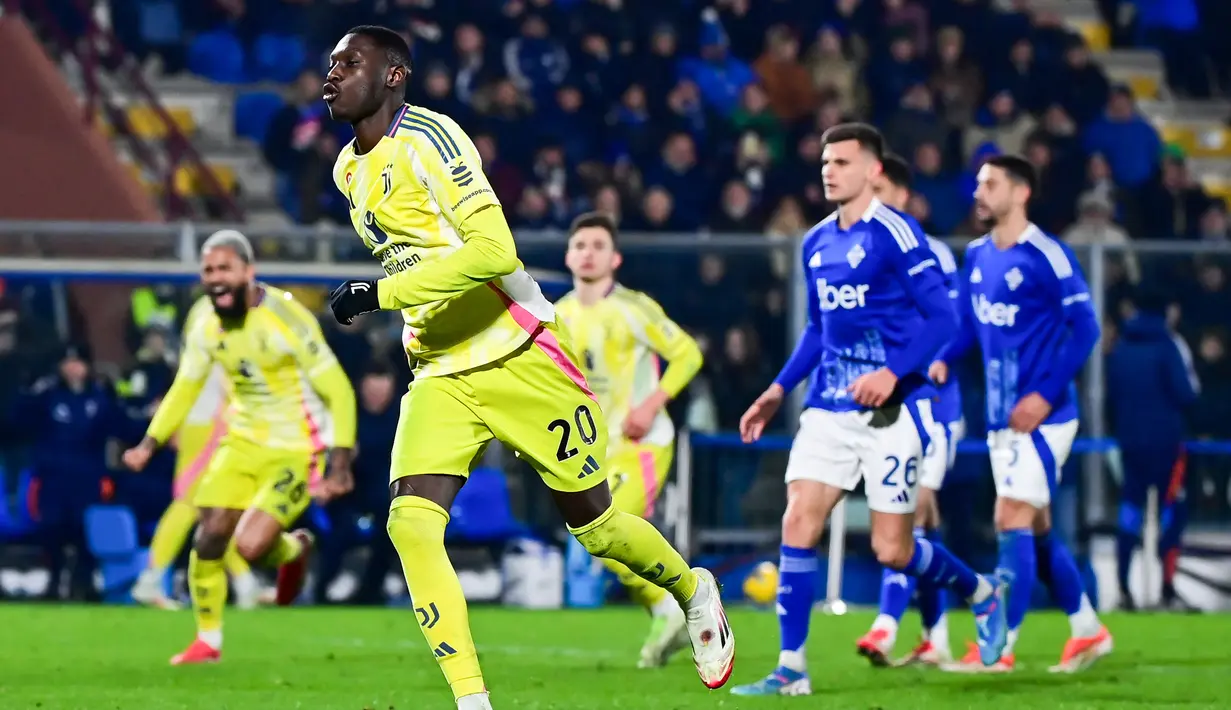 Juventus harus bersusah payah untuk memetik poin penuh kala bertandang ke markas Como dalam lanjutan Liga Italia di Stadio Giuseppe Sinigaglia, Jumat (7/2/2025). Brace Kolo Muani membawa Nyonya Tua menang dengan skor 2-1. (AFP/Piero Cruciatti)